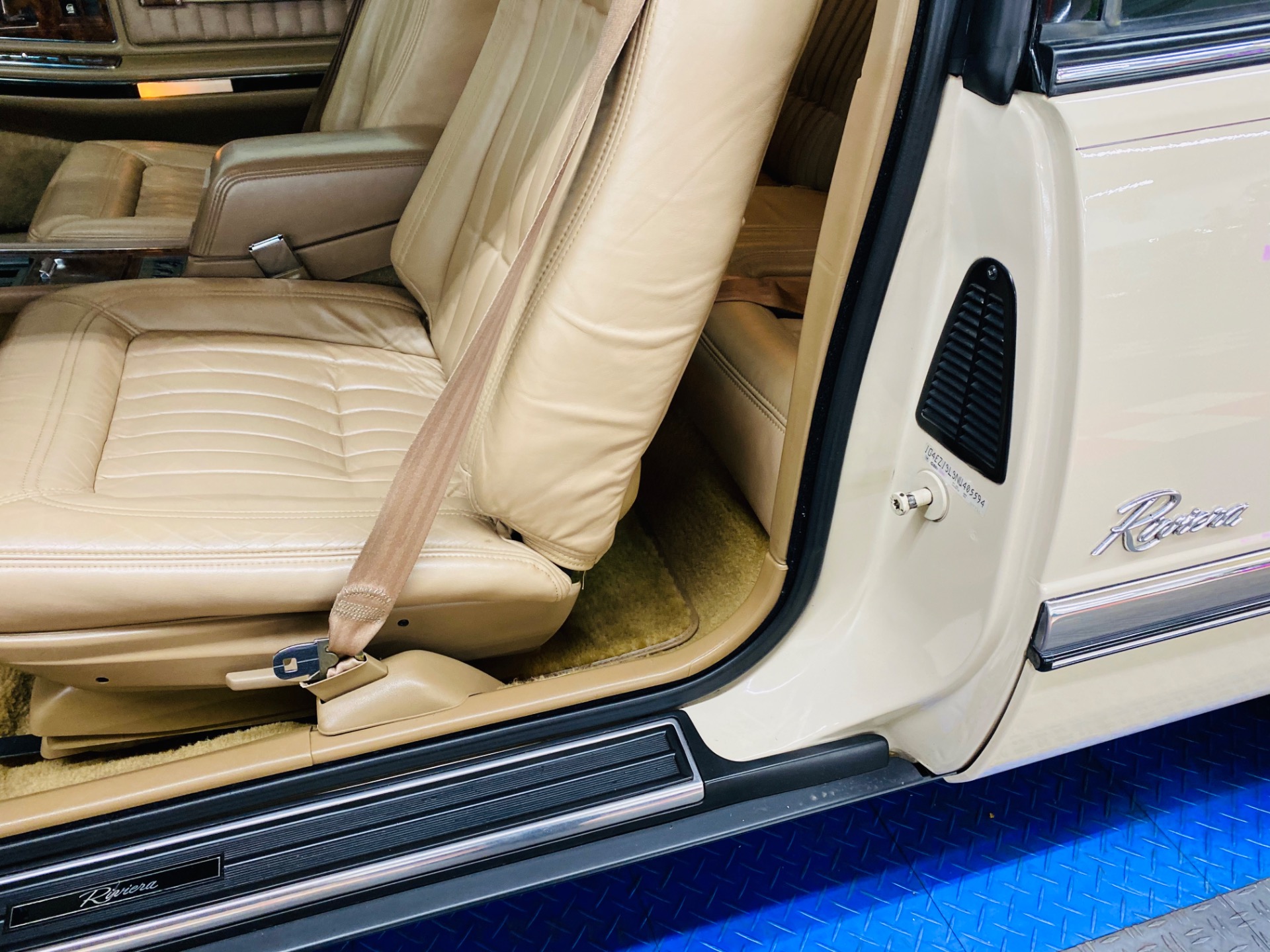 Used 1992 Buick Riviera - LIKE NEW CONDITION - FULL SERVICE RECORDS - SUPER CLEAN - SEE VIDEO - | Mundelein, IL