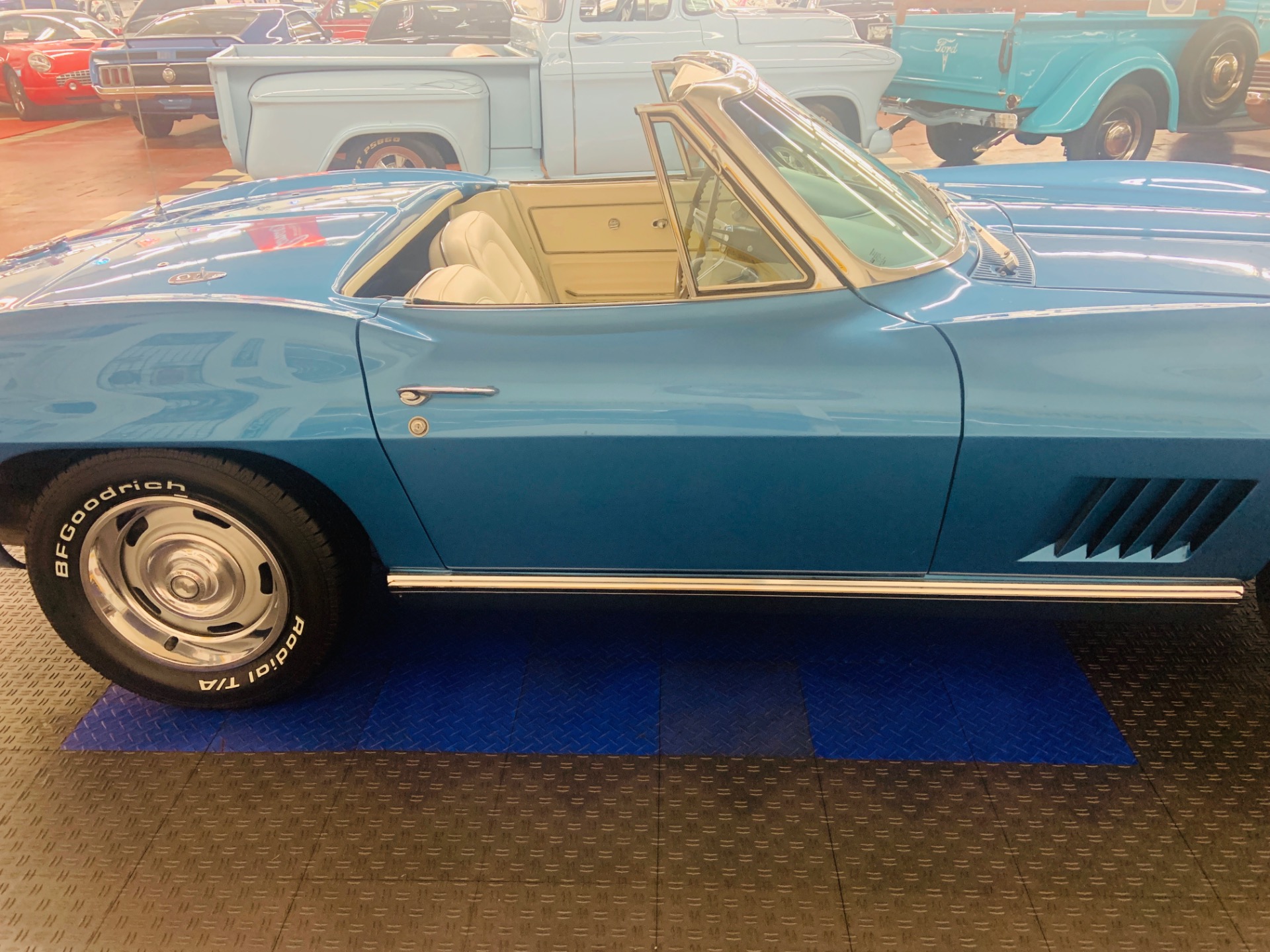 Used 1967 Chevrolet Corvette - CONVERTIBLE - TWO TOPS - 327 V8 - | Mundelein, IL
