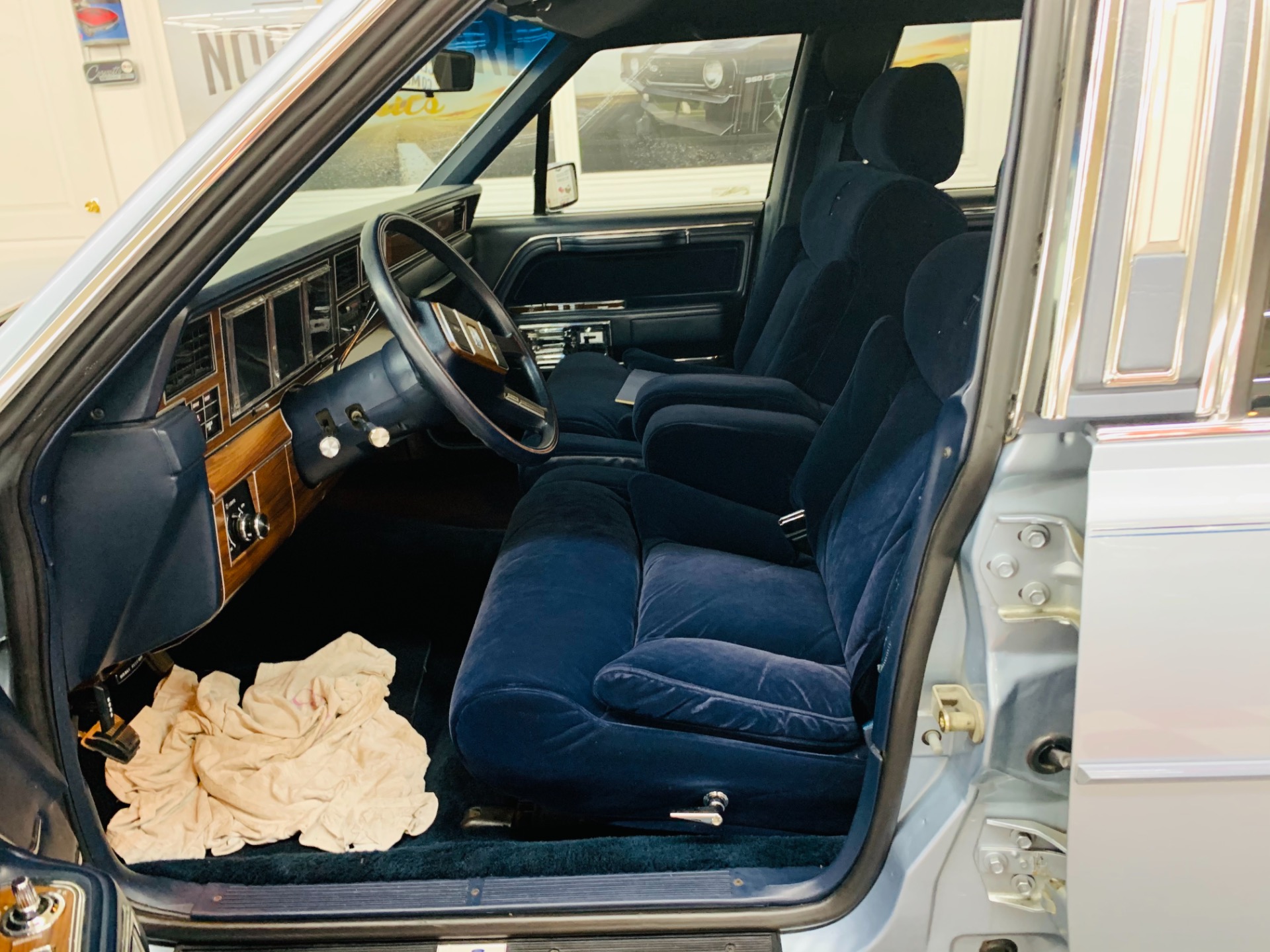 Used 1988 Lincoln Town Car -SUPER LOW MILES - LIKE NEW CONDITION - | Mundelein, IL