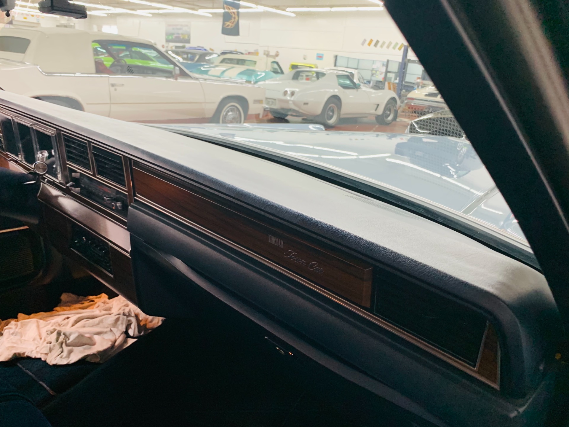 Used 1988 Lincoln Town Car -SUPER LOW MILES - LIKE NEW CONDITION - | Mundelein, IL
