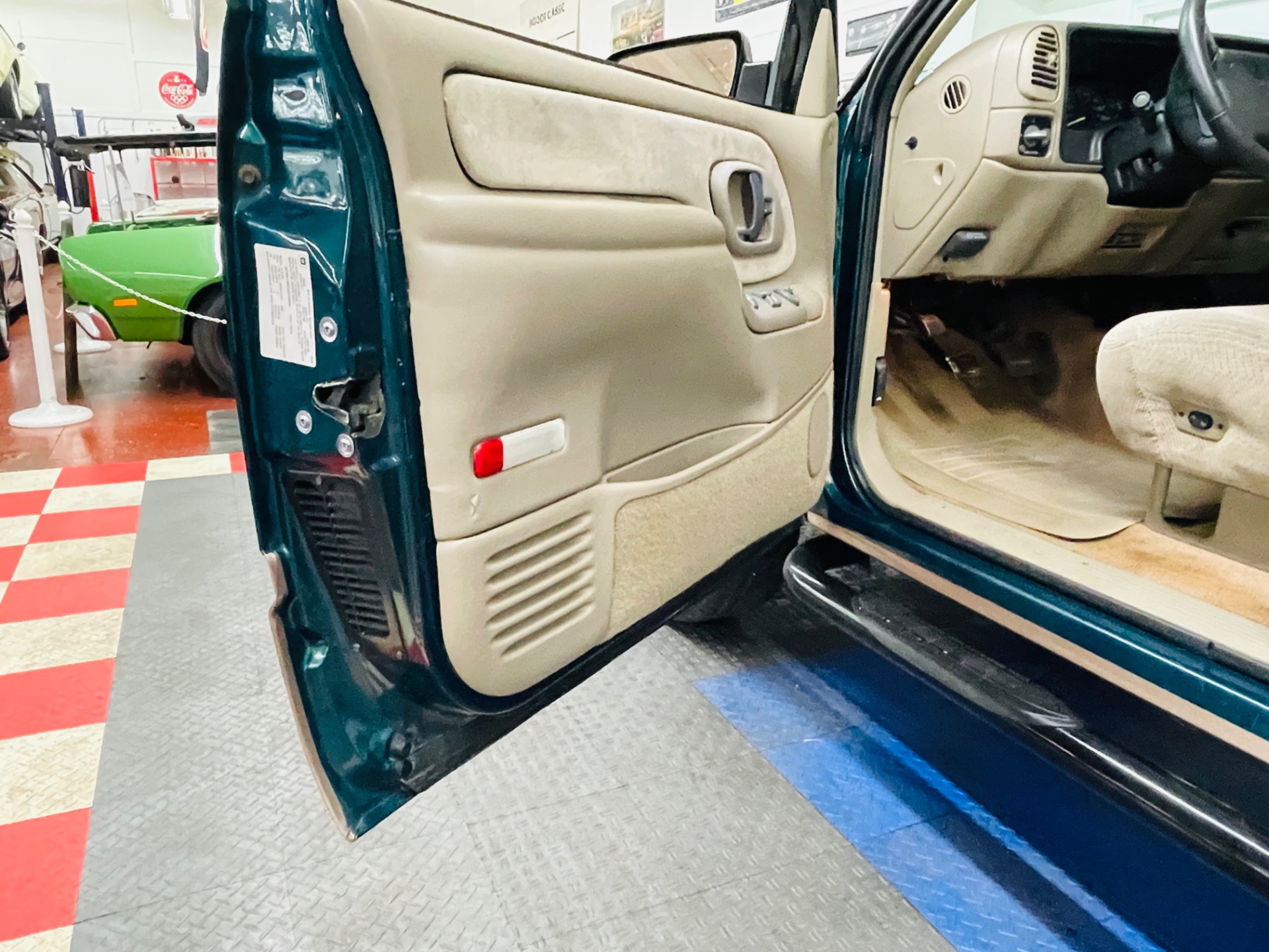 Used 1997 GMC Sierra 1500 - 5 SPEED MANUAL - CLEAN SOUTHERN TRUCK - CLEAN CARFAX - SEE VIDEO | Mundelein, IL