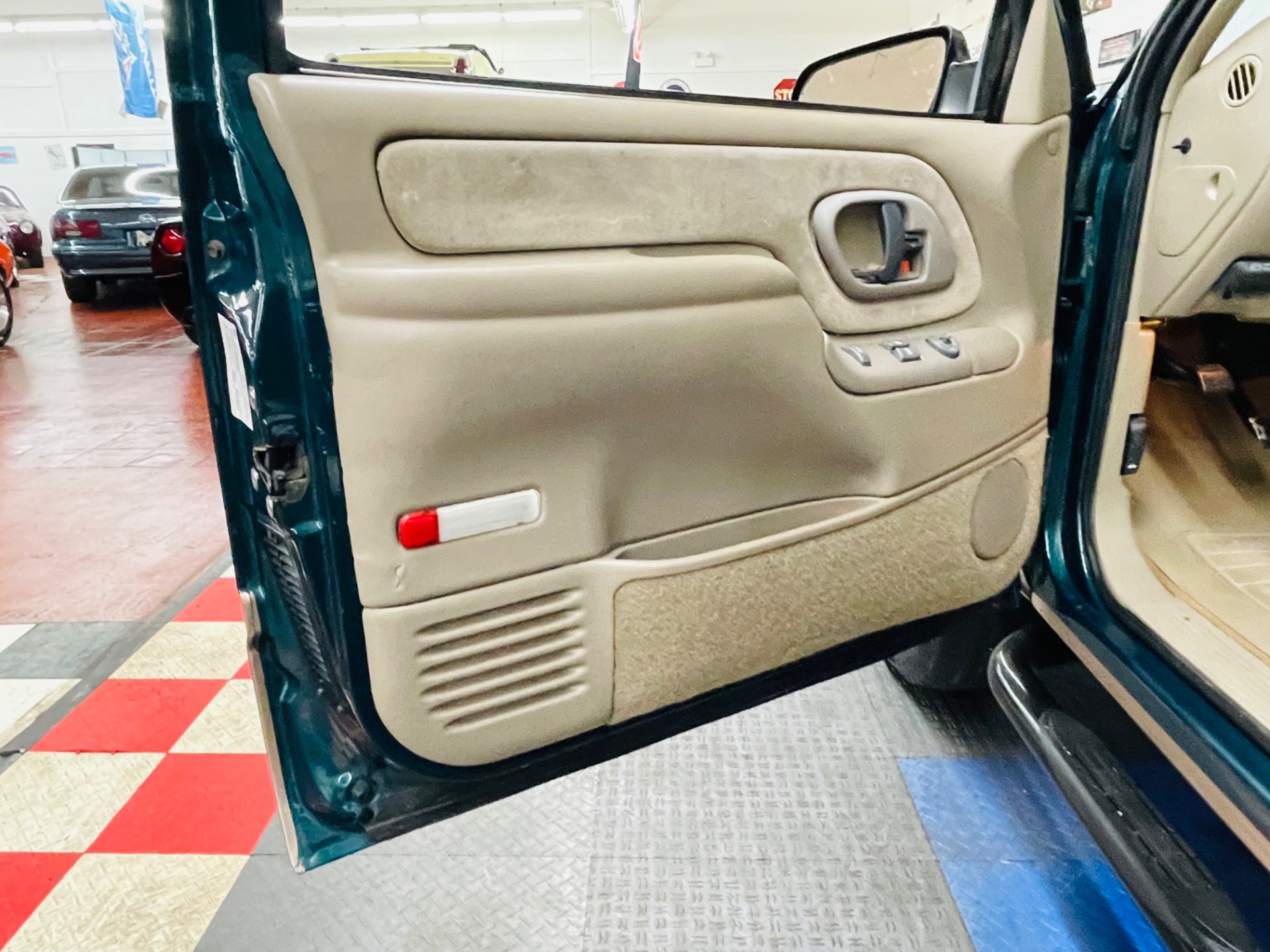 Used 1997 GMC Sierra 1500 - 5 SPEED MANUAL - CLEAN SOUTHERN TRUCK - CLEAN CARFAX - SEE VIDEO | Mundelein, IL
