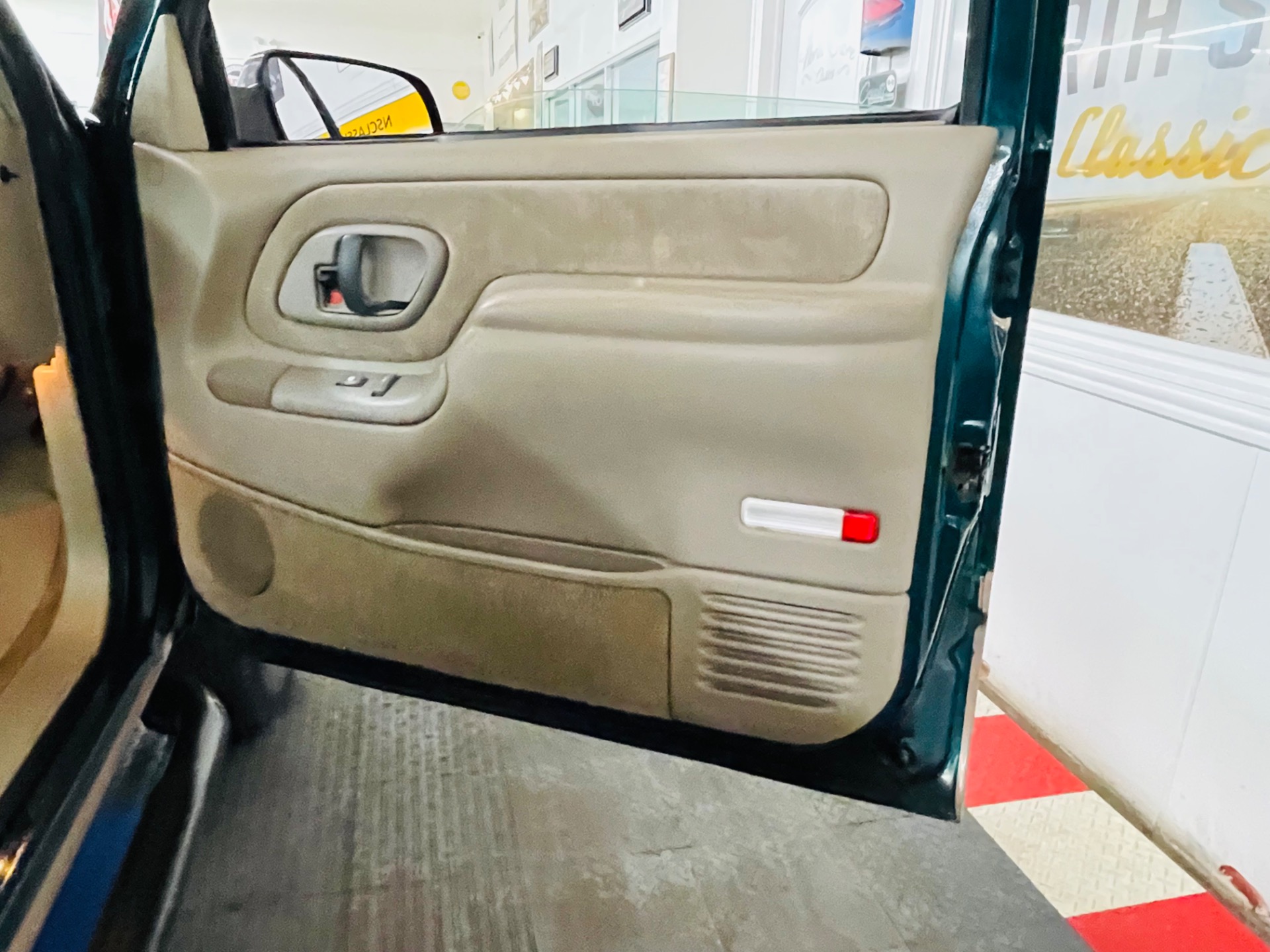 Used 1997 GMC Sierra 1500 - 5 SPEED MANUAL - CLEAN SOUTHERN TRUCK - CLEAN CARFAX - SEE VIDEO | Mundelein, IL