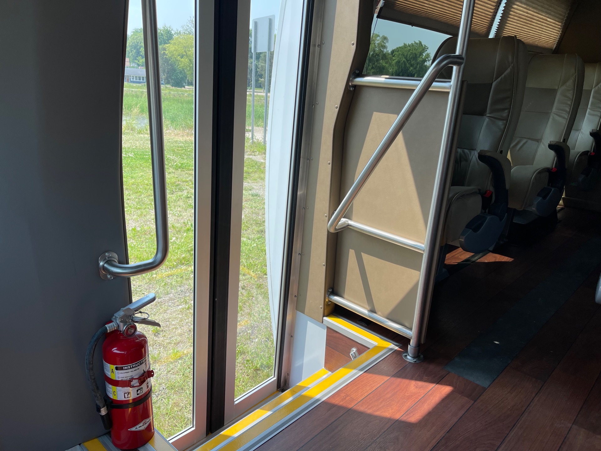 Used 2015 Ford E 450 - LIMO SHUTTLE BUS - 9 PASSENGER - VERY CLEAN - | St. Petersburg, FL