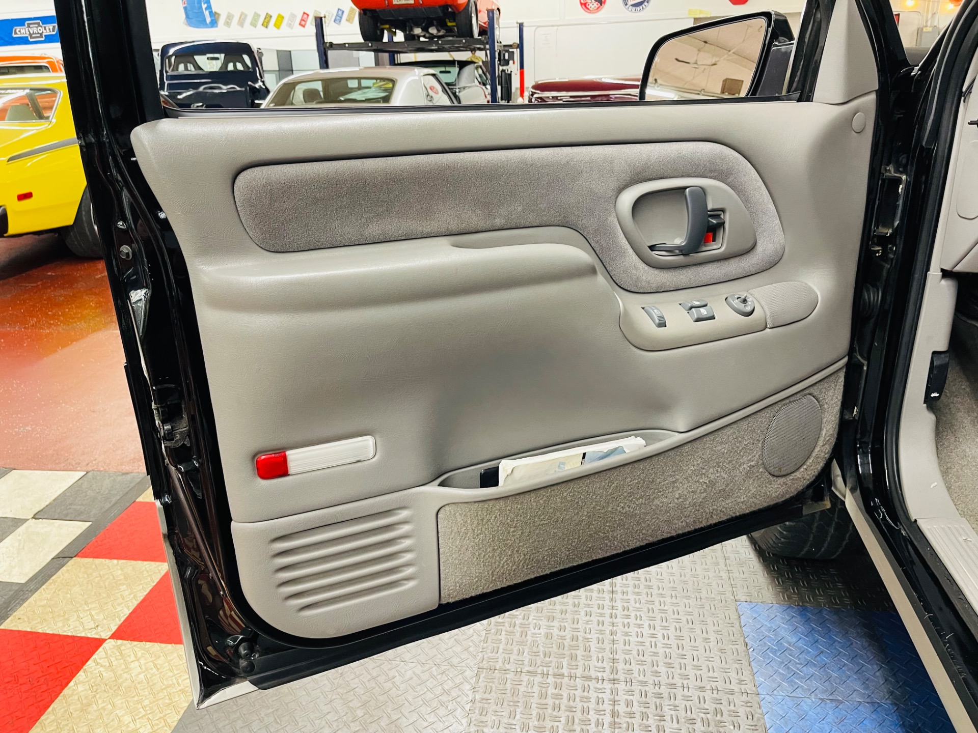Used 1998 Chevrolet Tahoe - 2 DOOR - 4 WHEEL DRIVE - LOW MILES -SEE VIDEO | Mundelein, IL