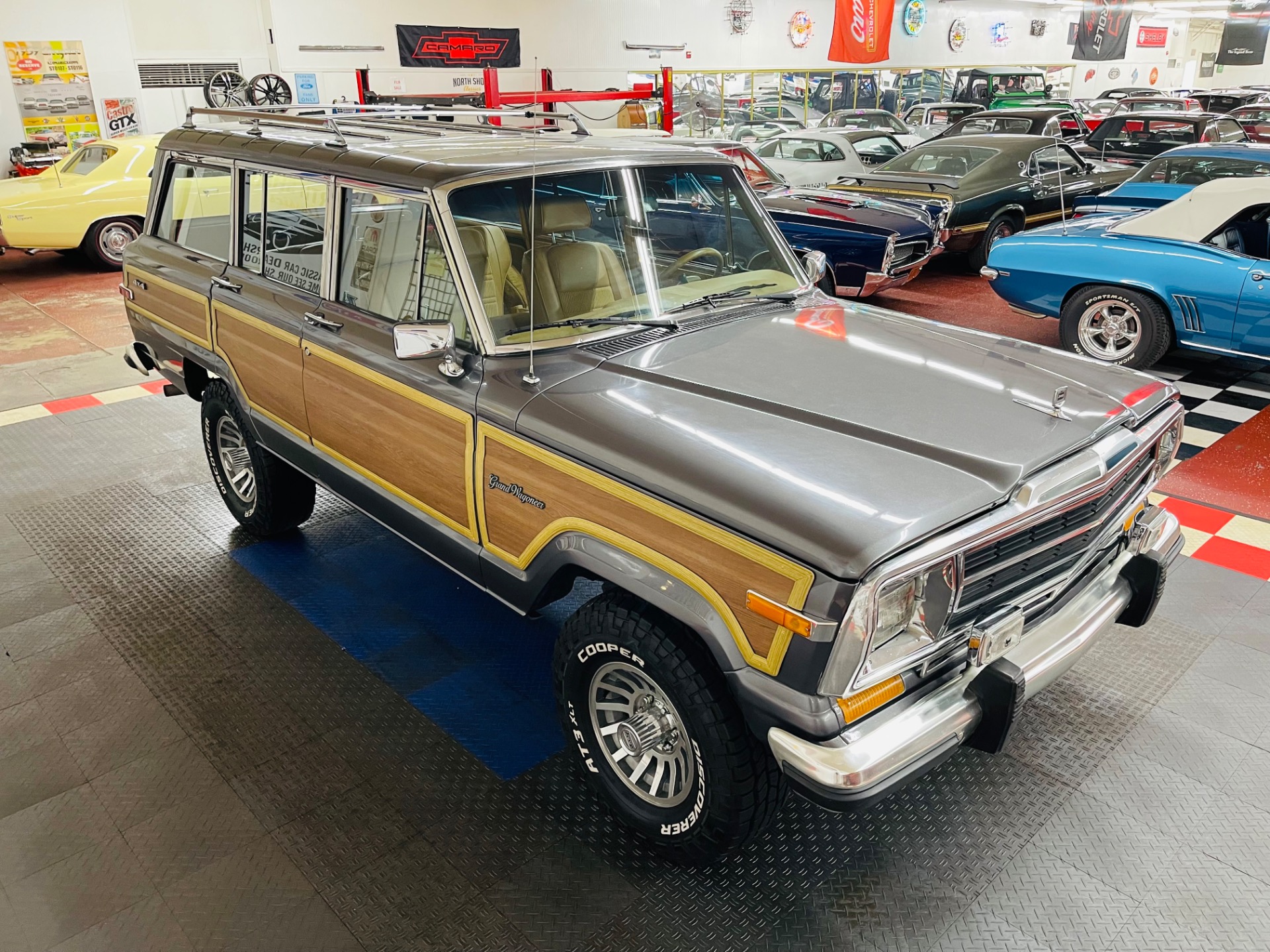 1987 Jeep Grand Wagoneer 16