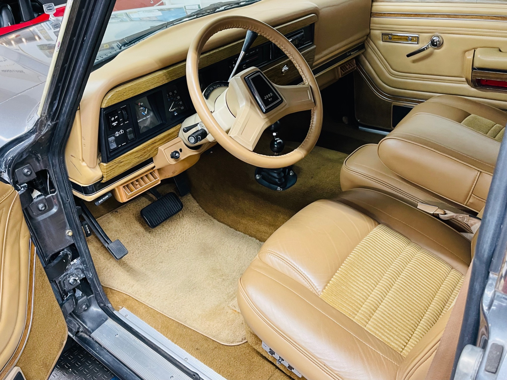 1987 Jeep Grand Wagoneer 17