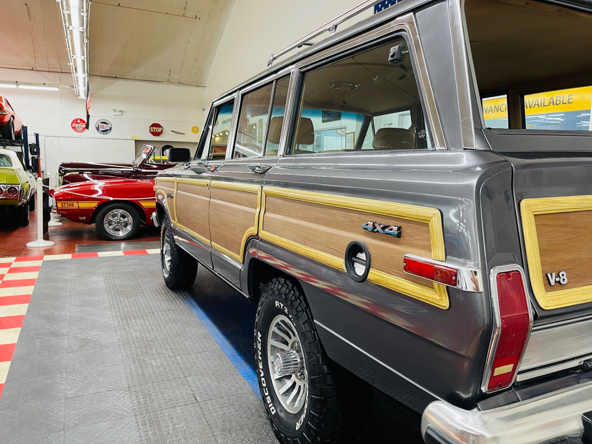 1987 Jeep Grand Wagoneer 25