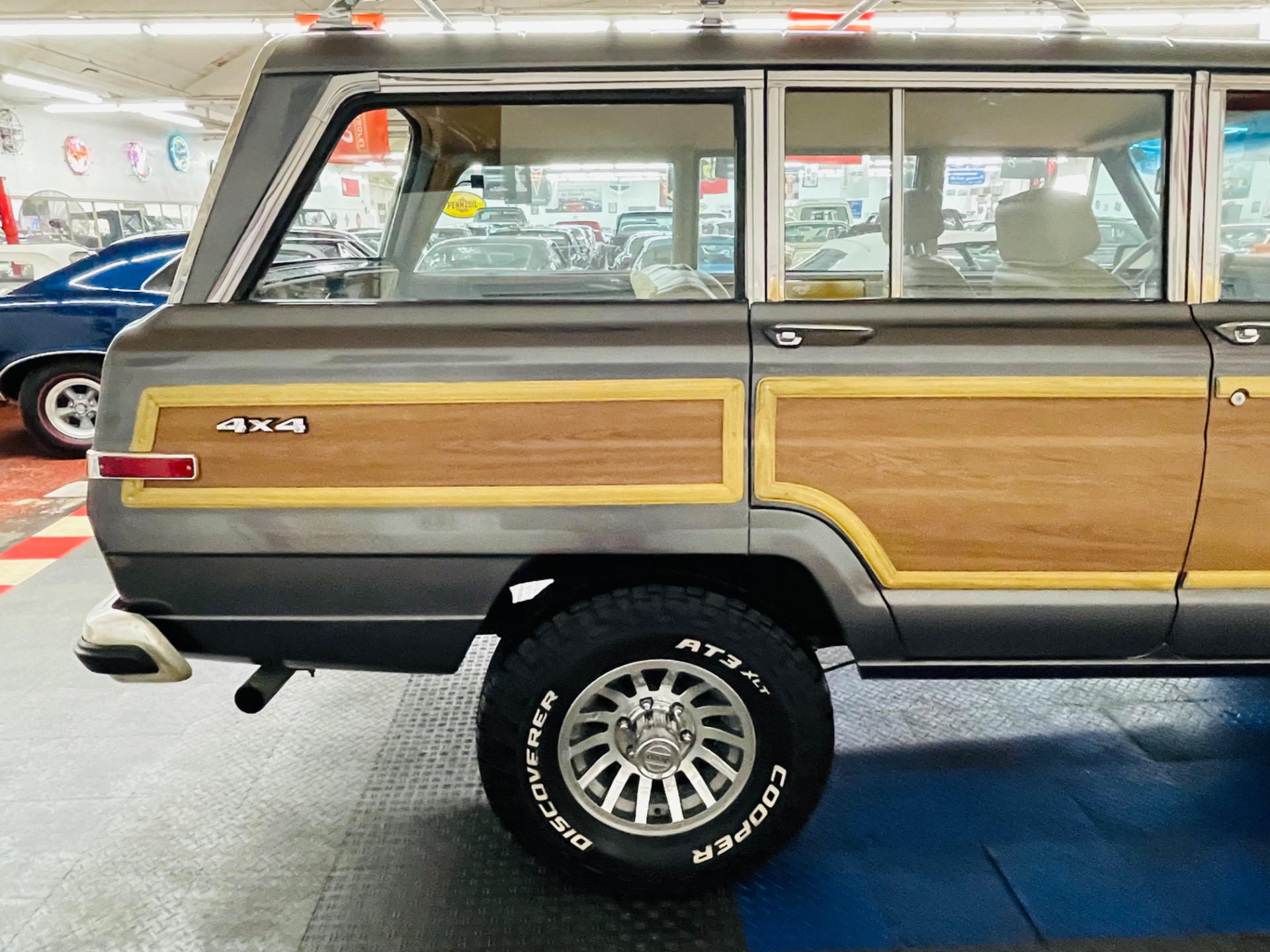 1987 Jeep Grand Wagoneer 28