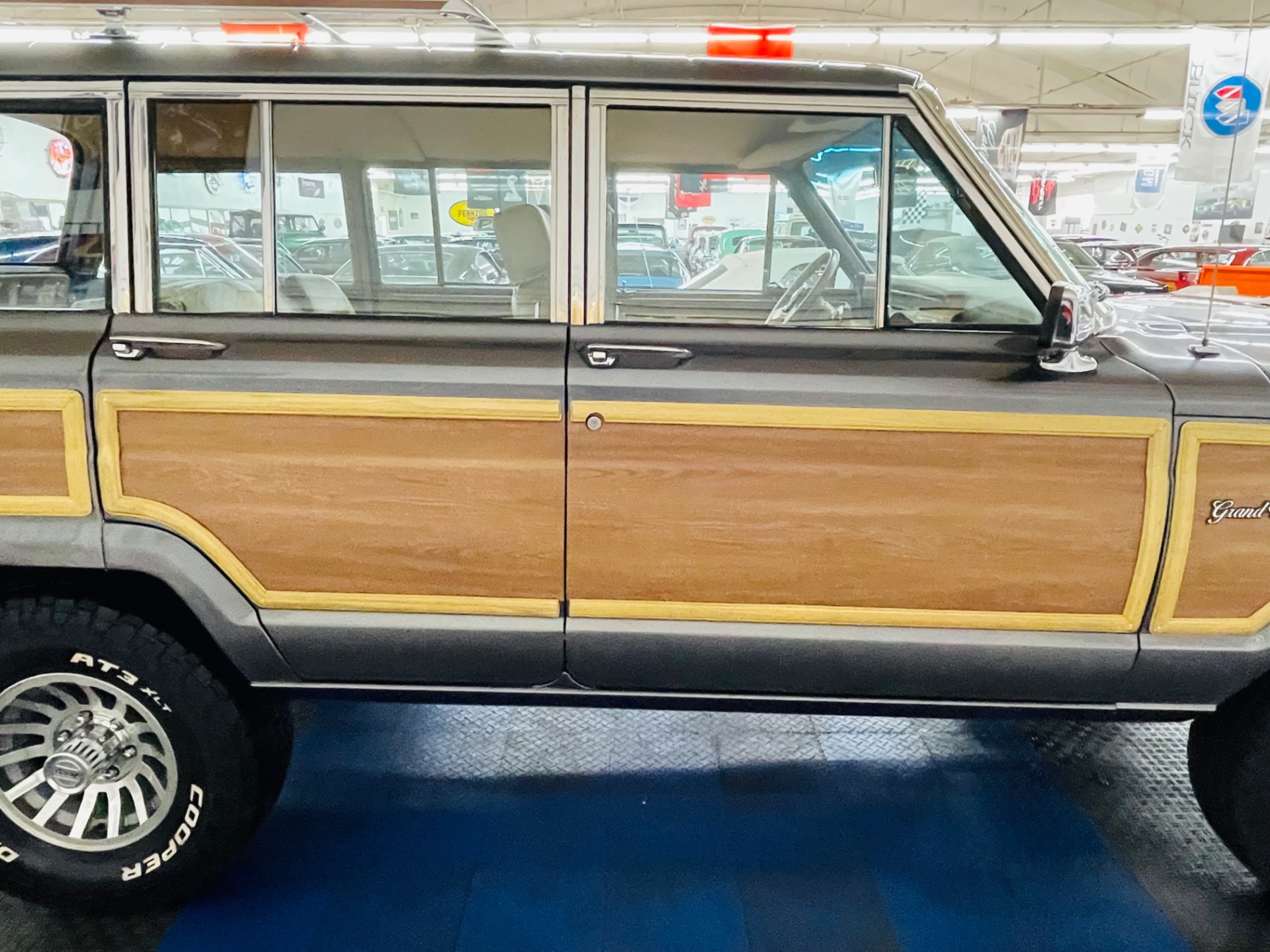 1987 Jeep Grand Wagoneer 29