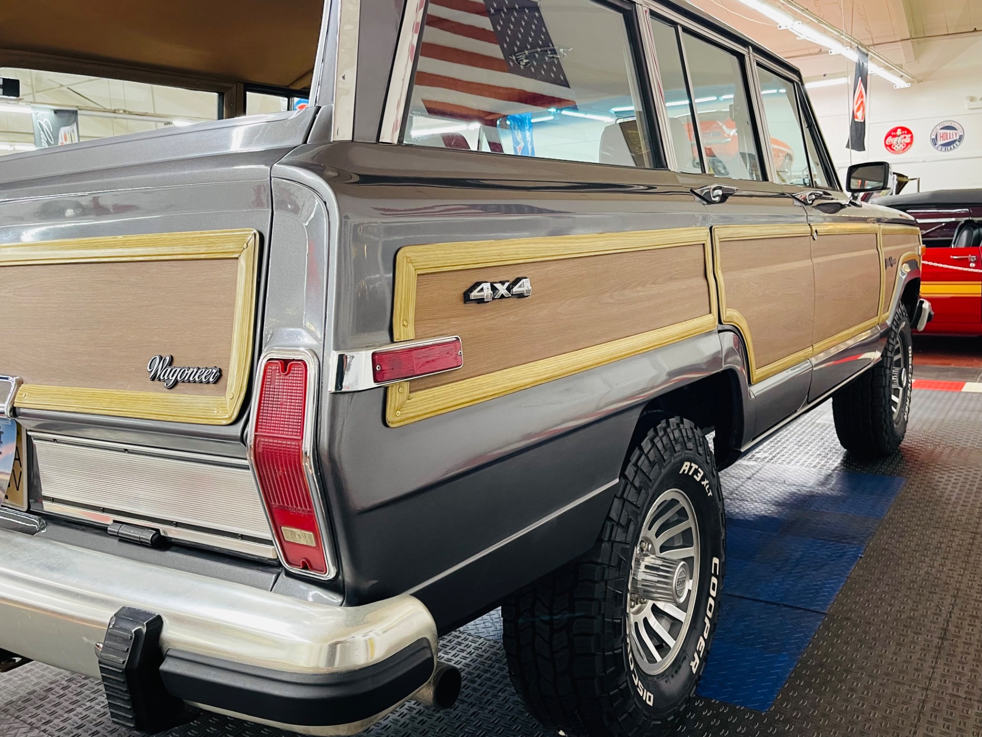 1987 Jeep Grand Wagoneer 31