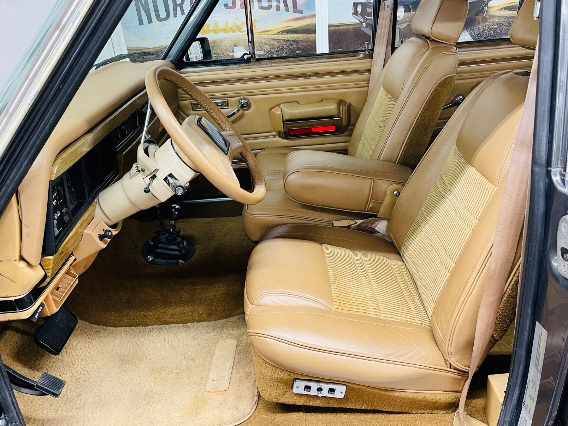 1987 Jeep Grand Wagoneer 32