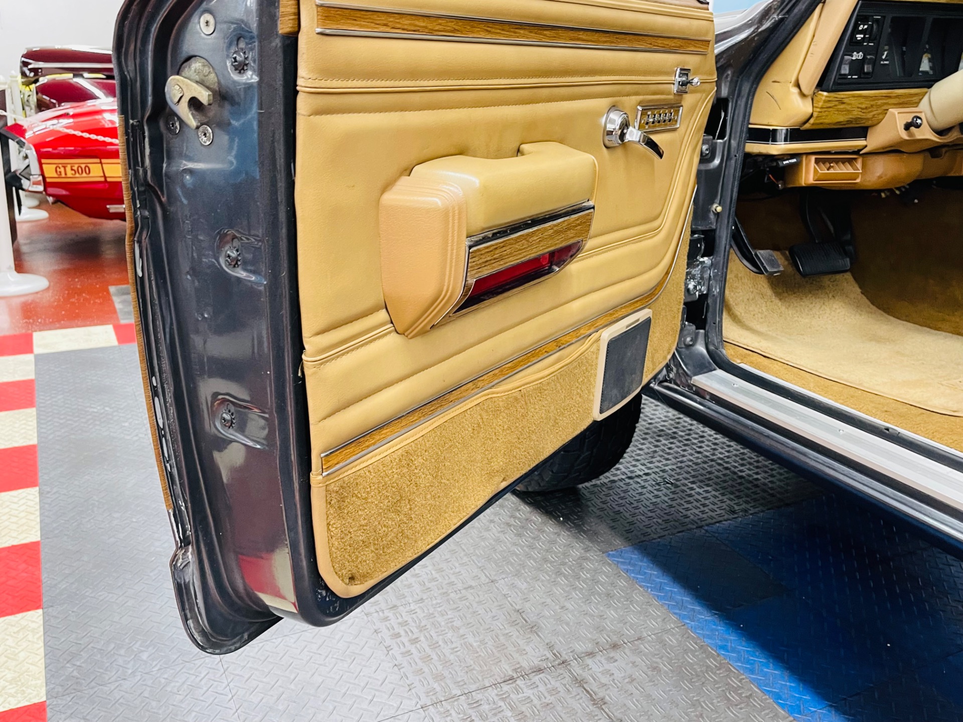 1987 Jeep Grand Wagoneer 36