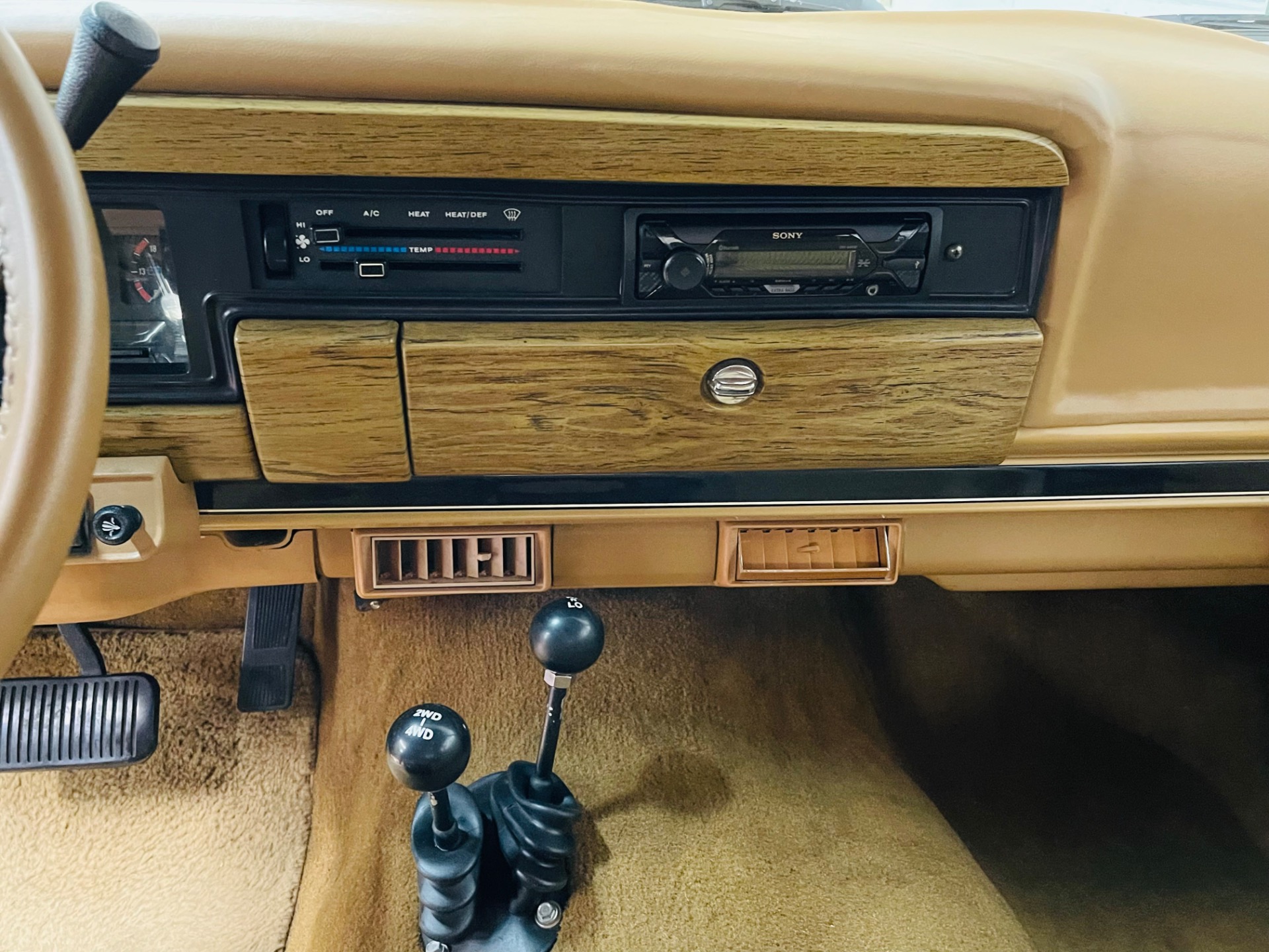 1987 Jeep Grand Wagoneer 39