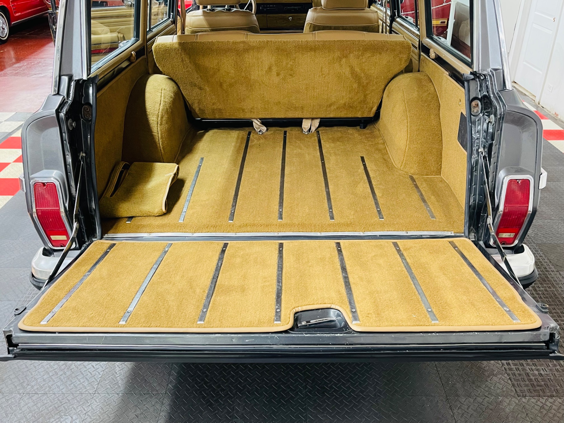1987 Jeep Grand Wagoneer 45