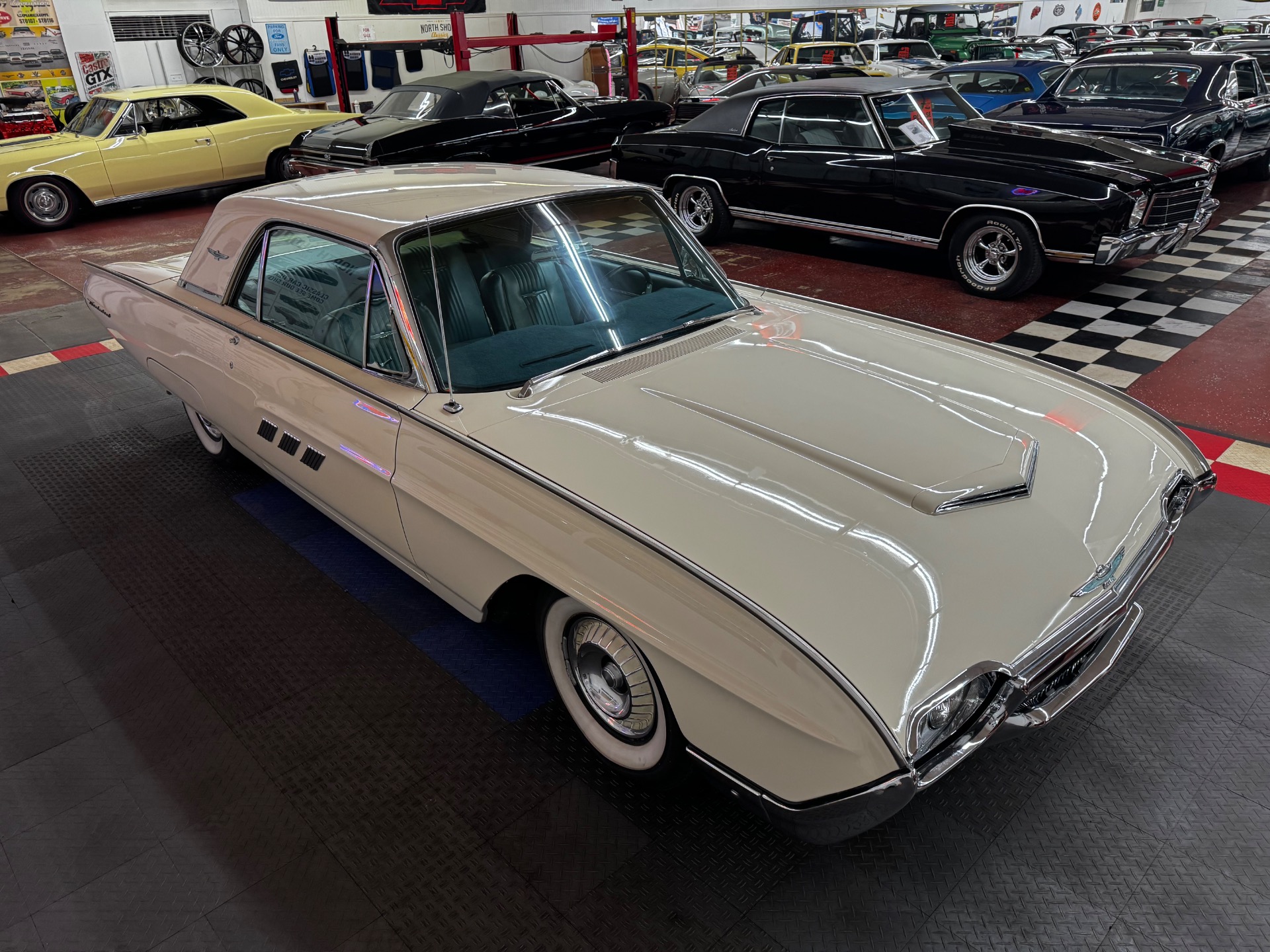 1963 Ford Thunderbird 32