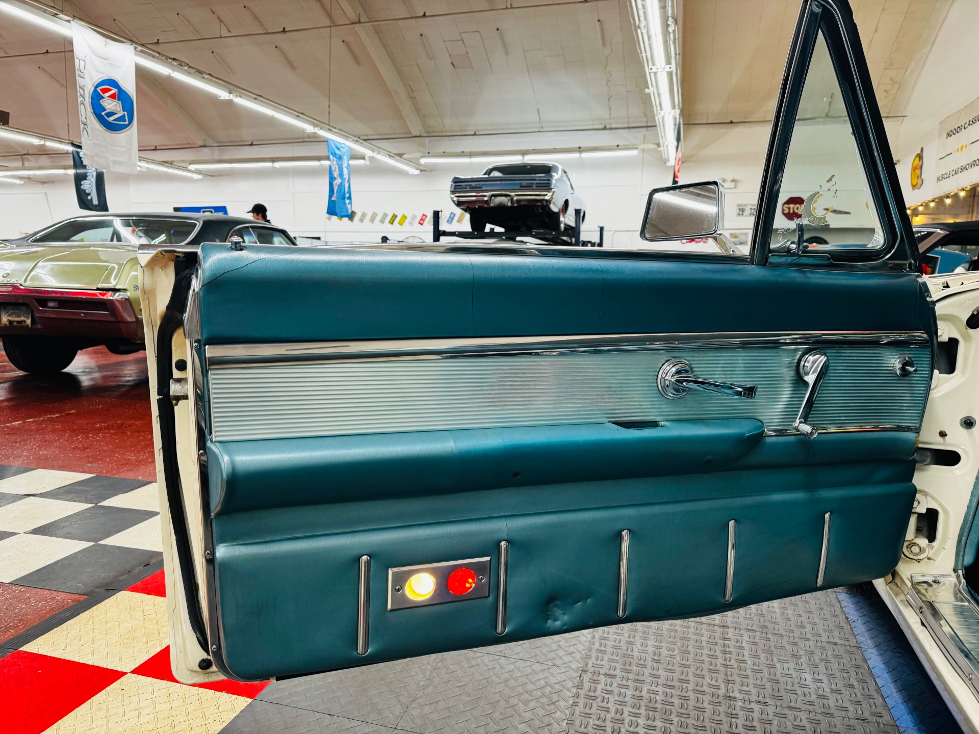 1963 Ford Thunderbird 36