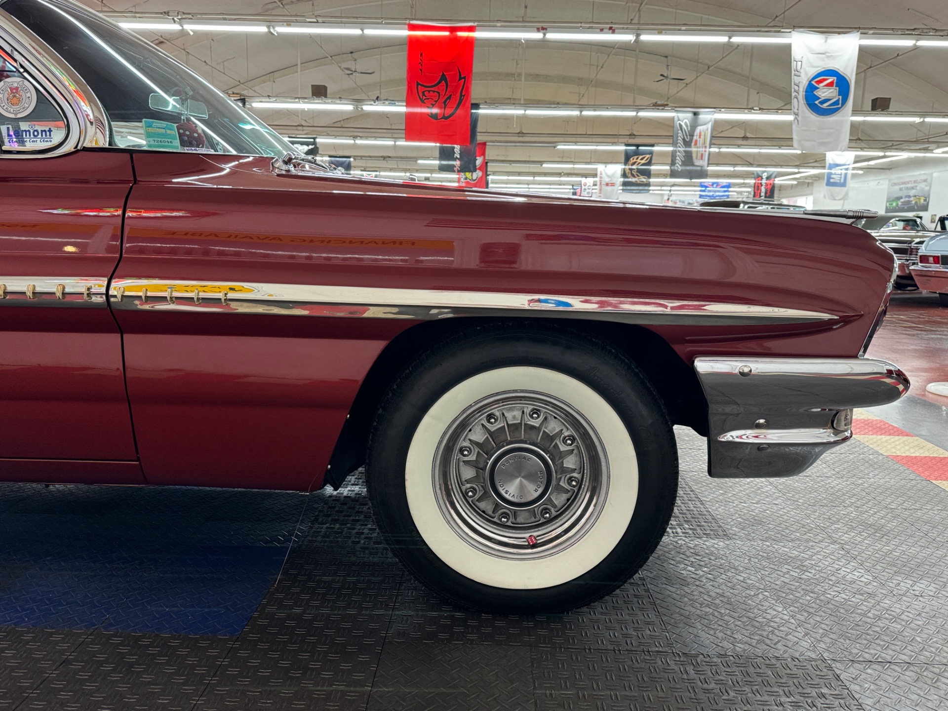 1961 Pontiac Bonneville 28