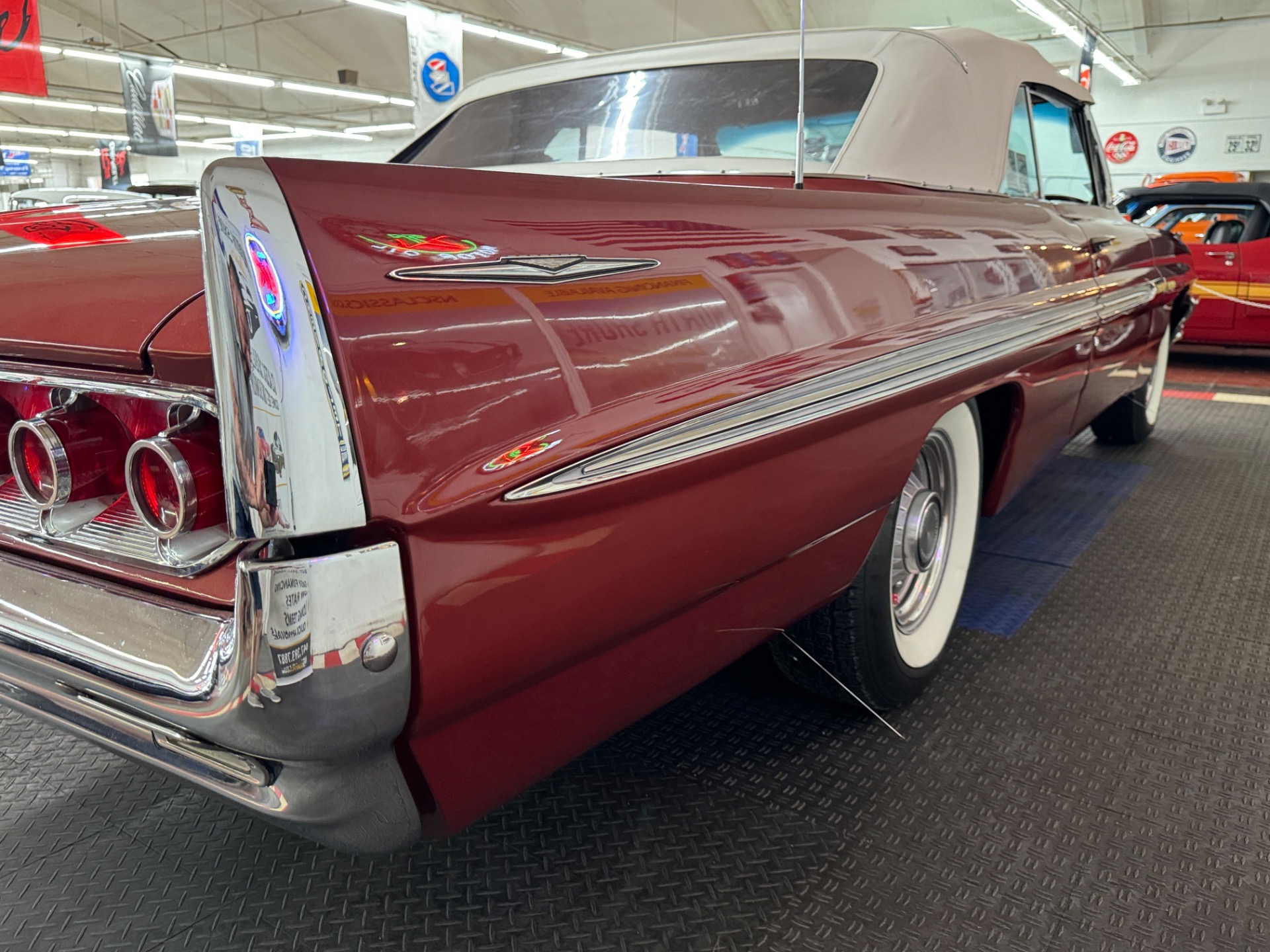 1961 Pontiac Bonneville 29