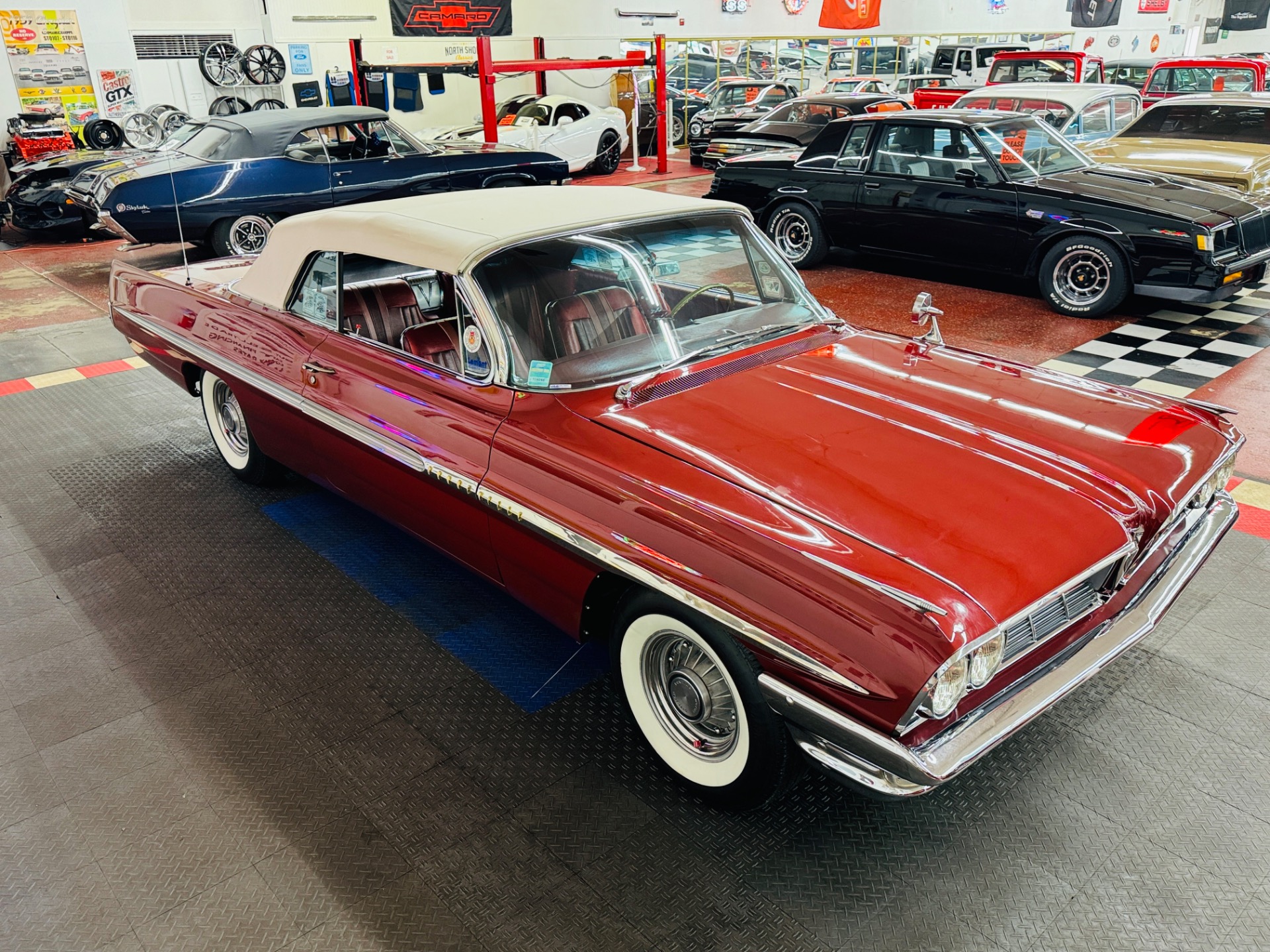 1961 Pontiac Bonneville 31