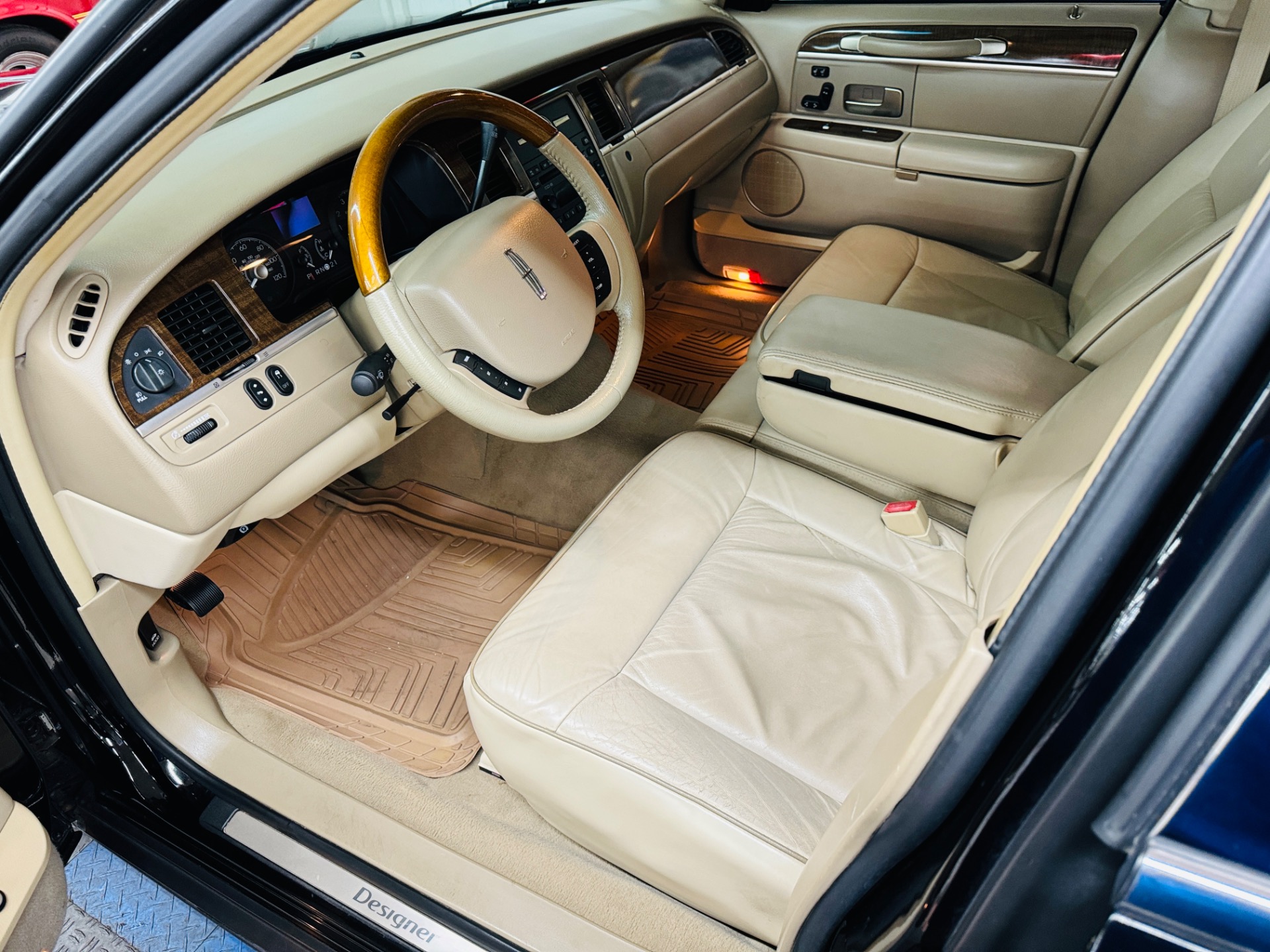 Used 2007 Lincoln Town Car - DESIGNER SERIES - LOADED LUXURY SEDAN -SEE VIDEO | Mundelein, IL