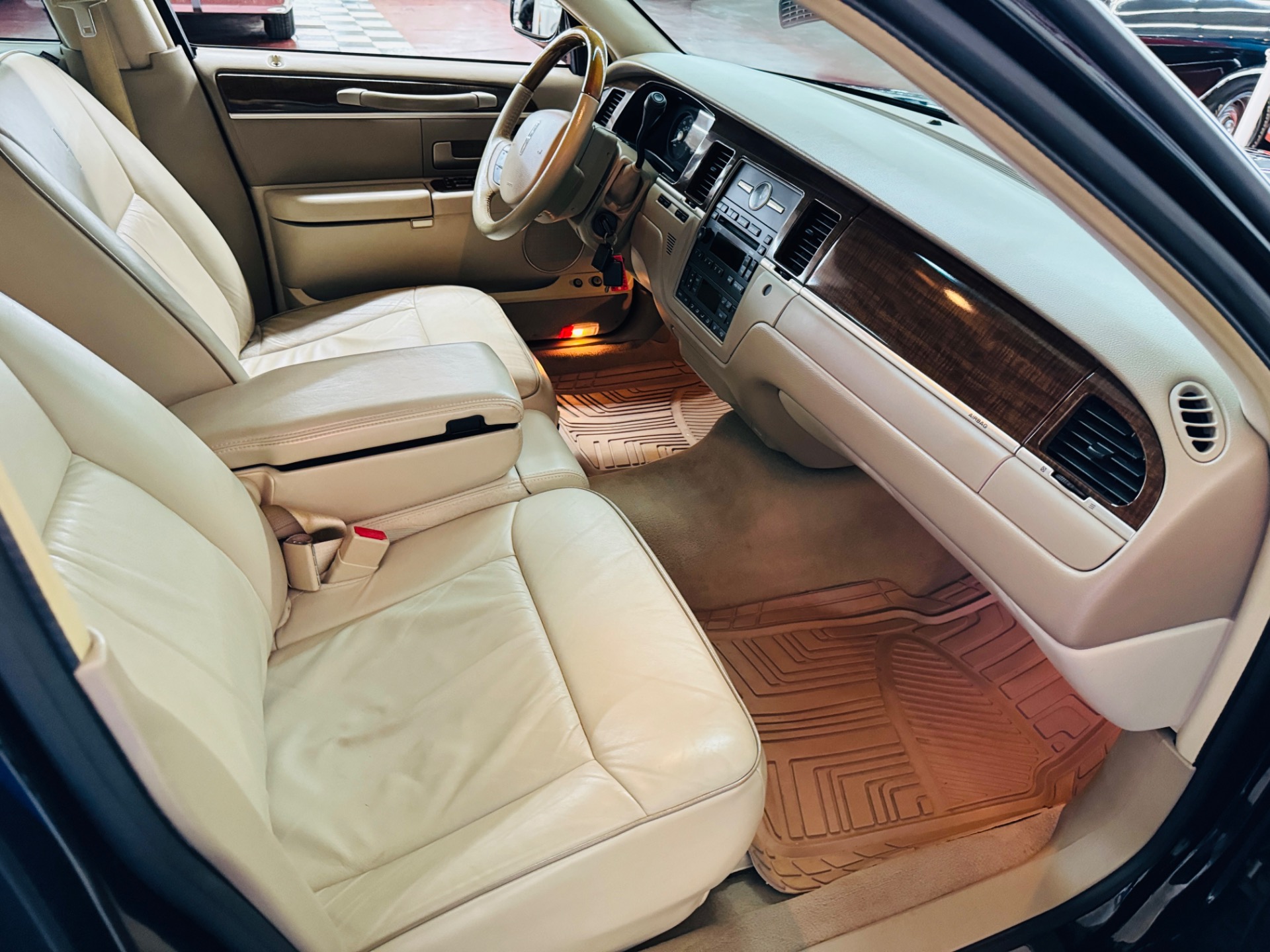 Used 2007 Lincoln Town Car - DESIGNER SERIES - LOADED LUXURY SEDAN -SEE VIDEO | Mundelein, IL