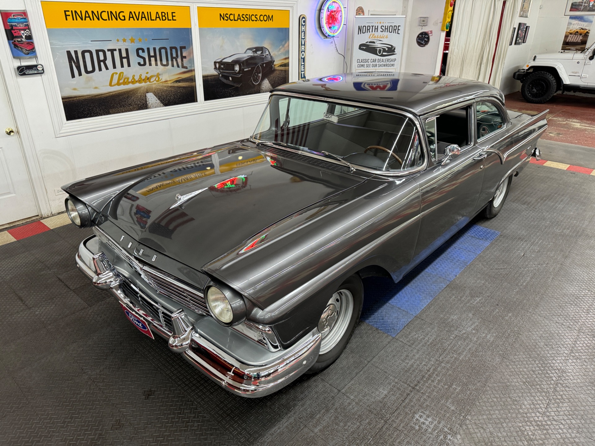 1957 Ford Custon 18