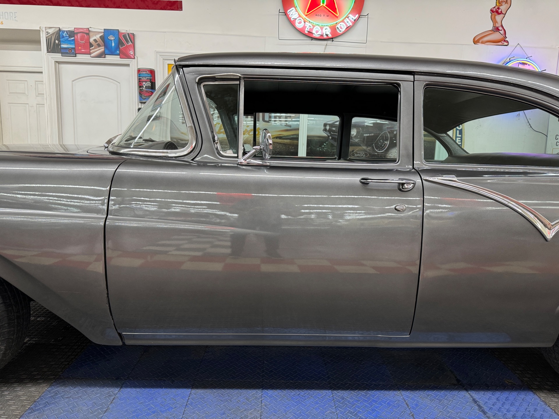 1957 Ford Custon 23