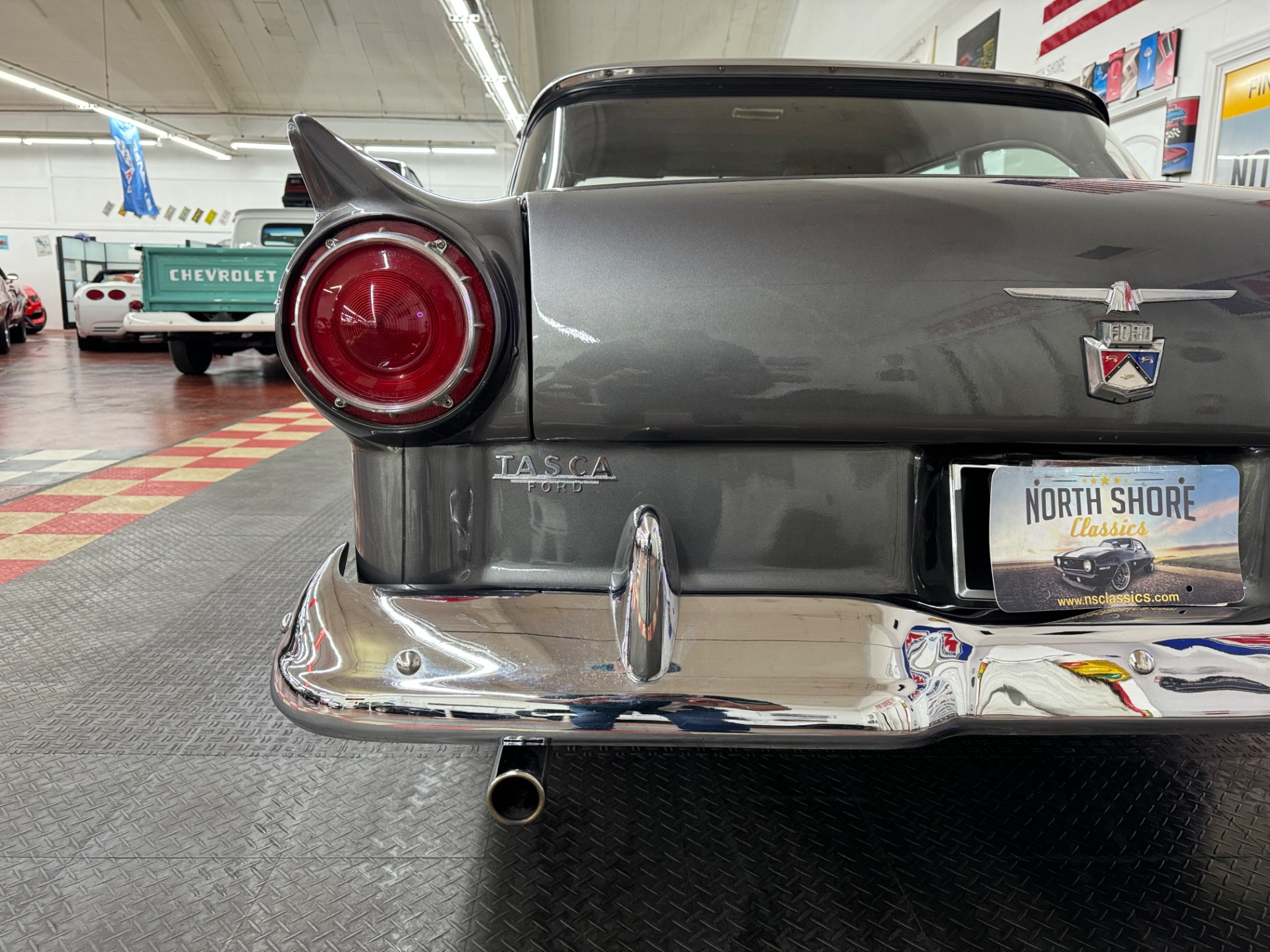 1957 Ford Custon 26