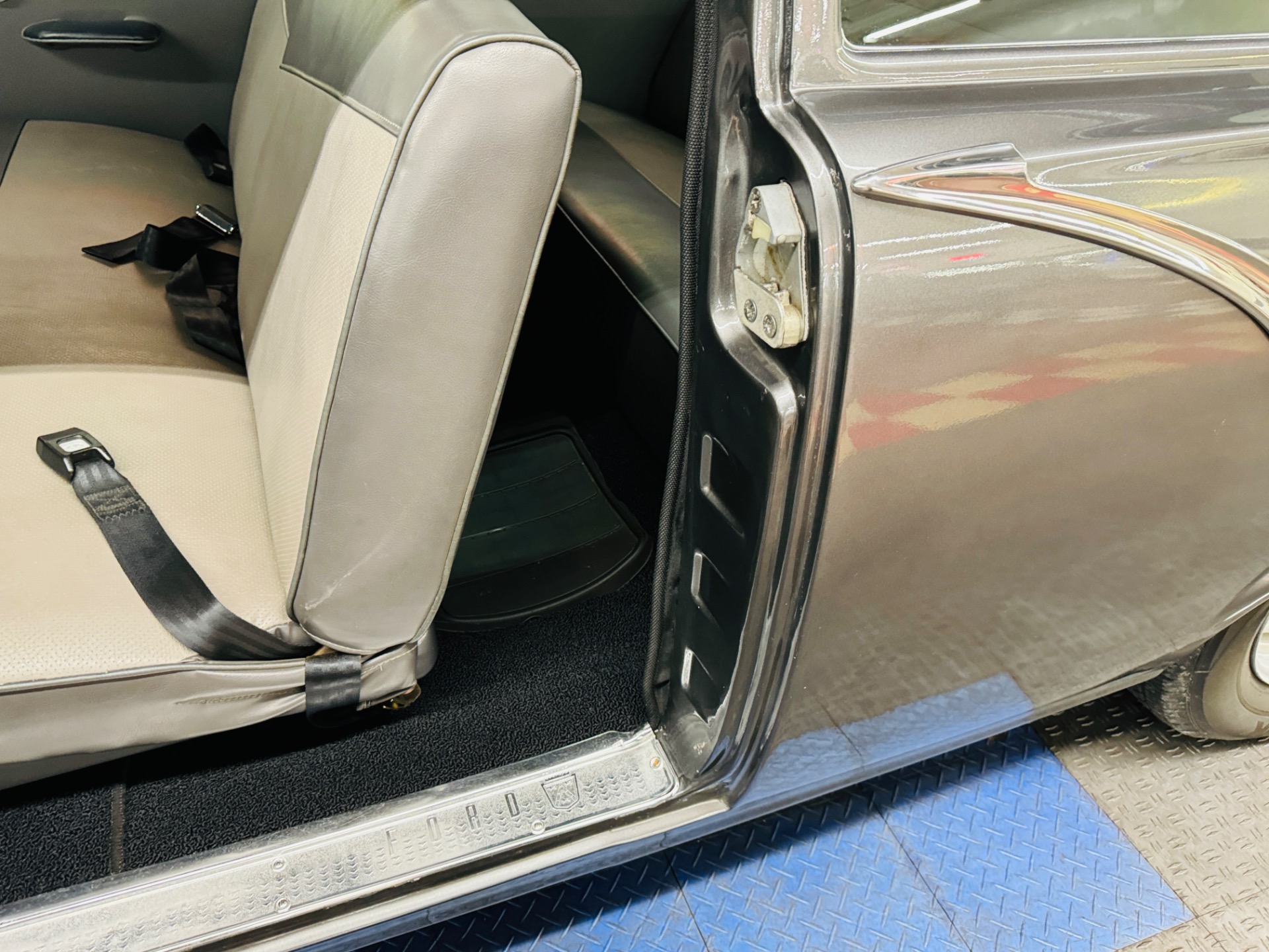 1957 Ford Custon 33