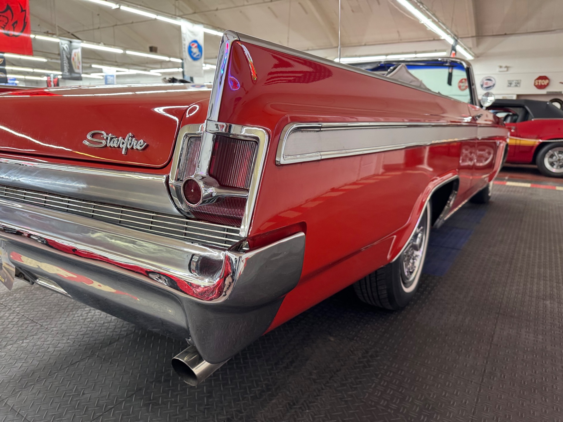 1963 Oldsmobile Starfire 32