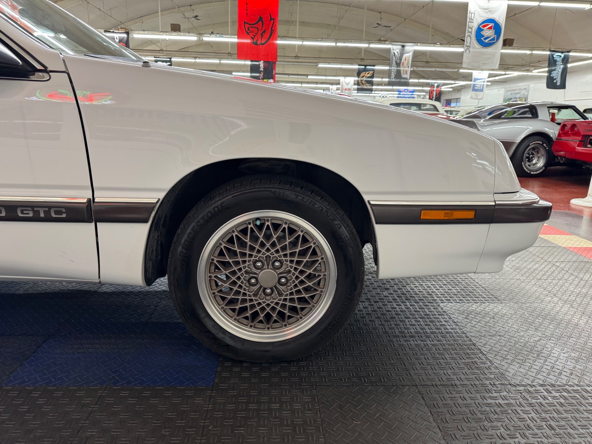 1989 Chrysler Le Baron 28