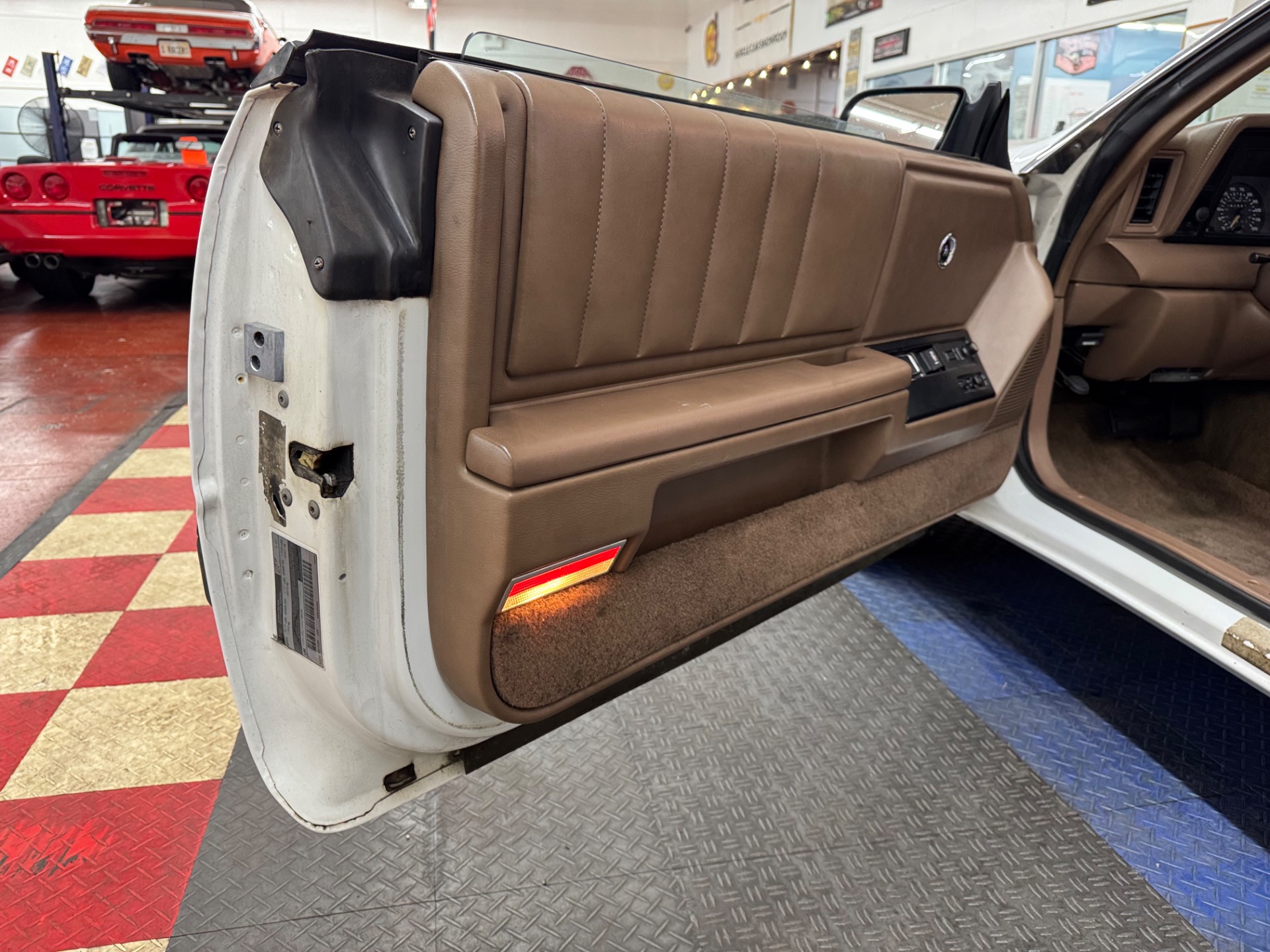 1989 Chrysler Le Baron 35