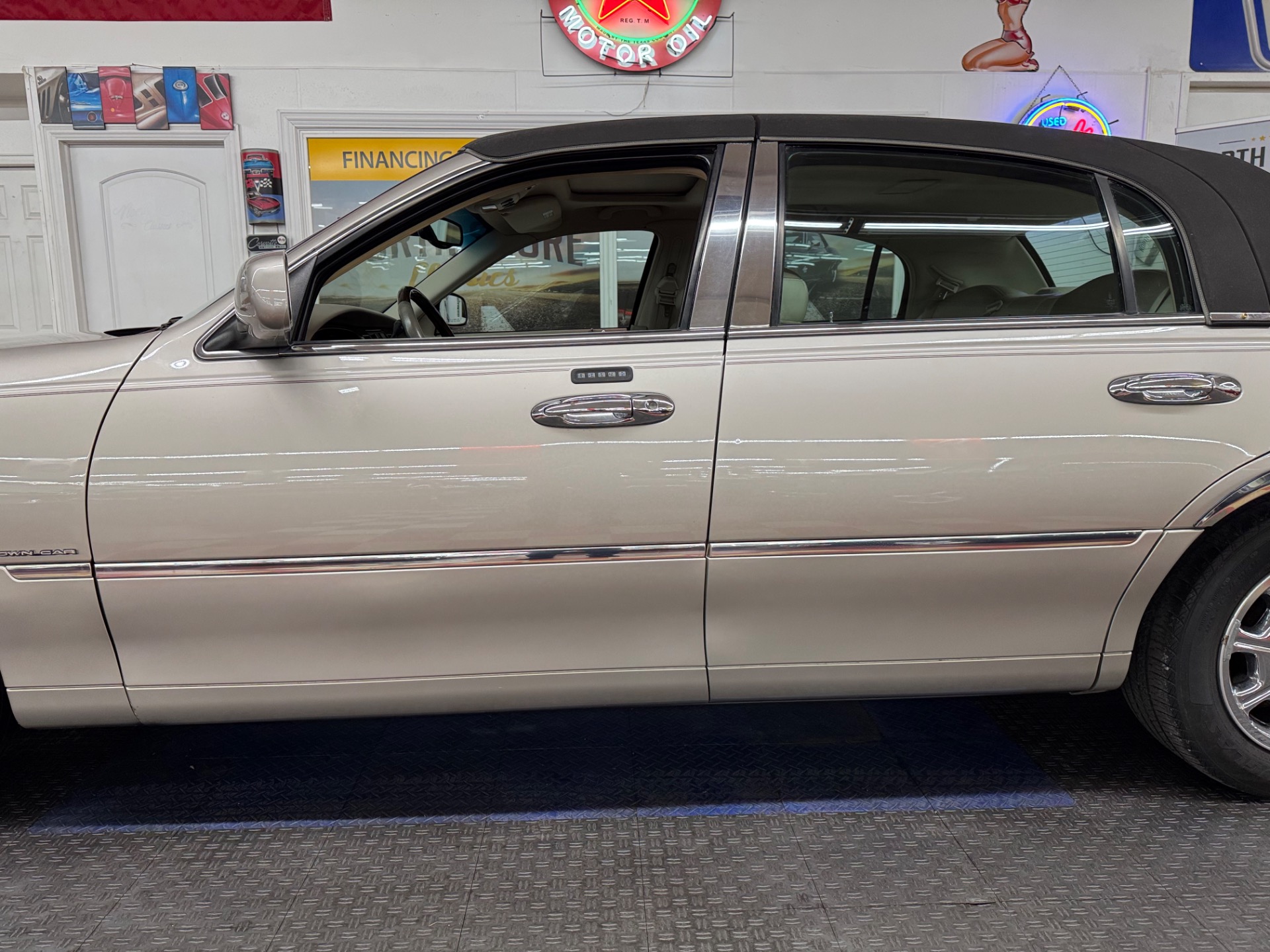 Used 2000 Lincoln Town Car - SIGNATURE SERIES - LOW MILES -SEE VIDEO | Mundelein, IL