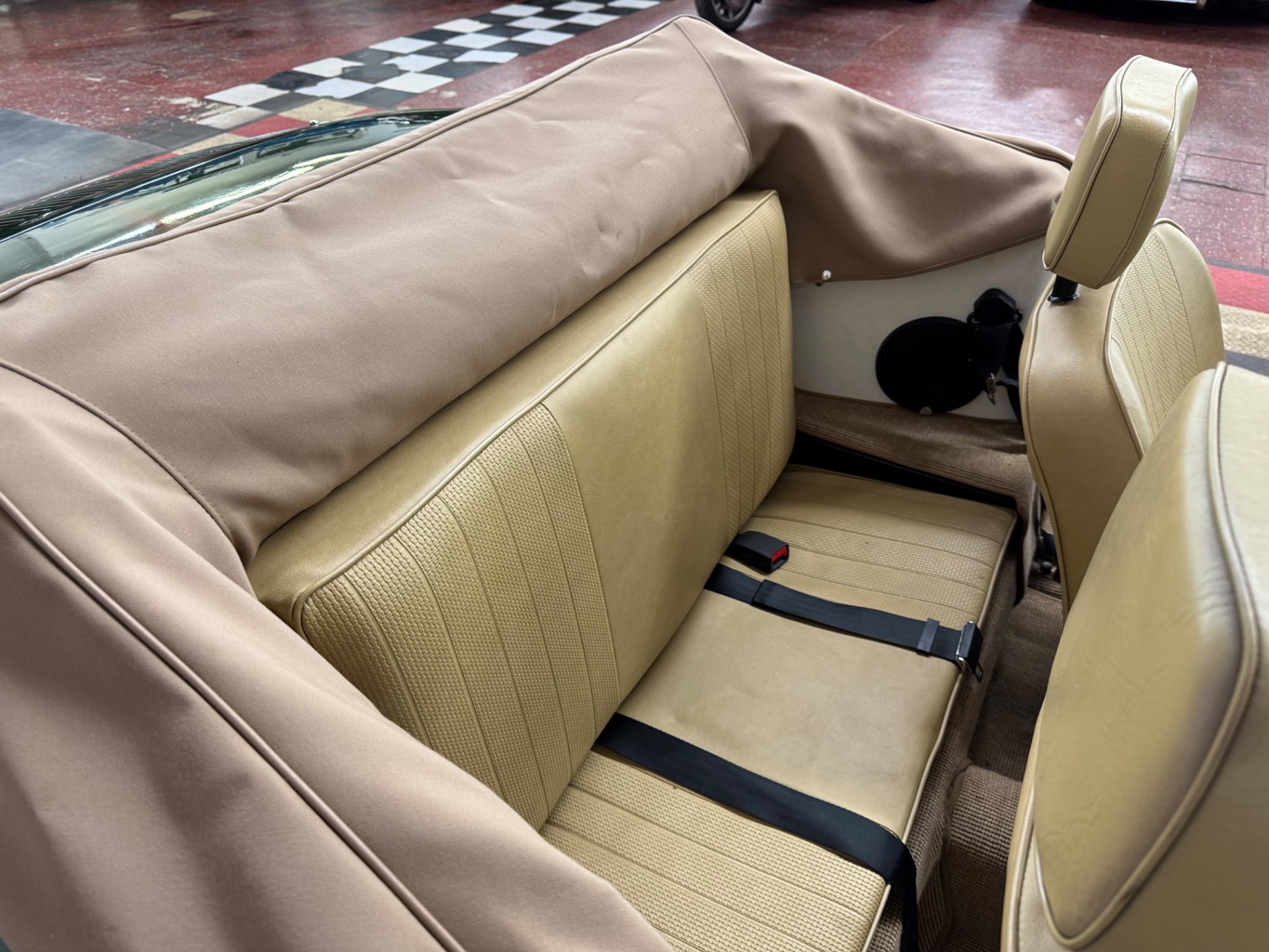 1971 volkswagen Karmann Ghia 38