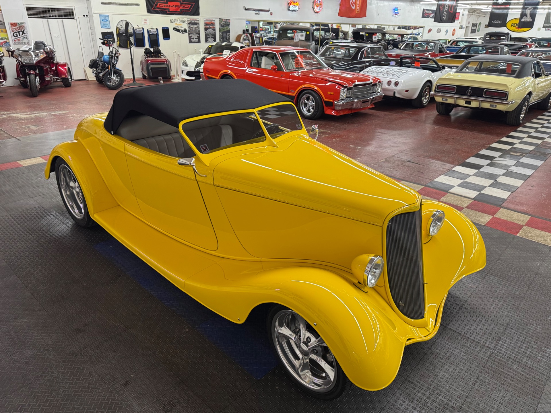 1933 Ford Roadster 18