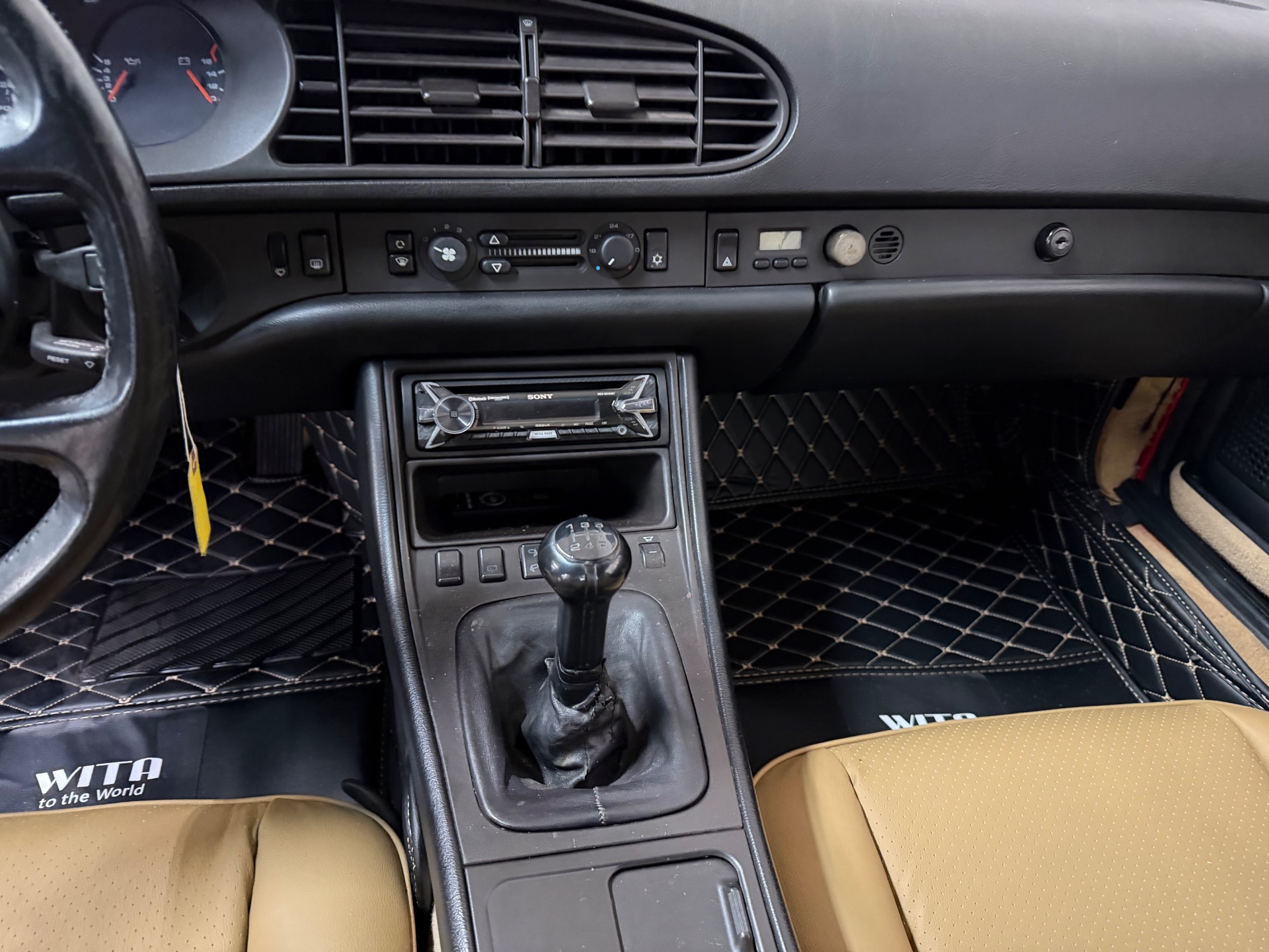 1986 Porsche 944 32