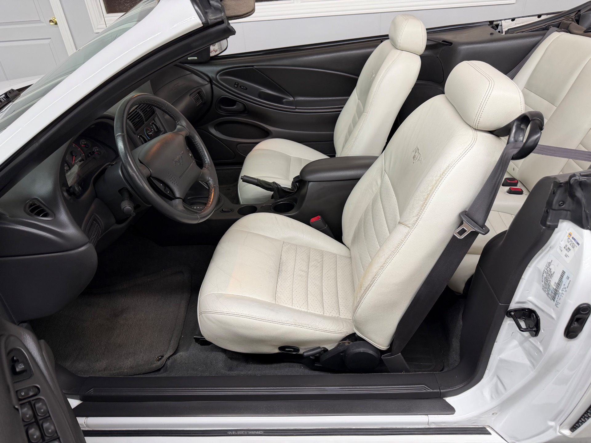 2004 Ford Mustang 33
