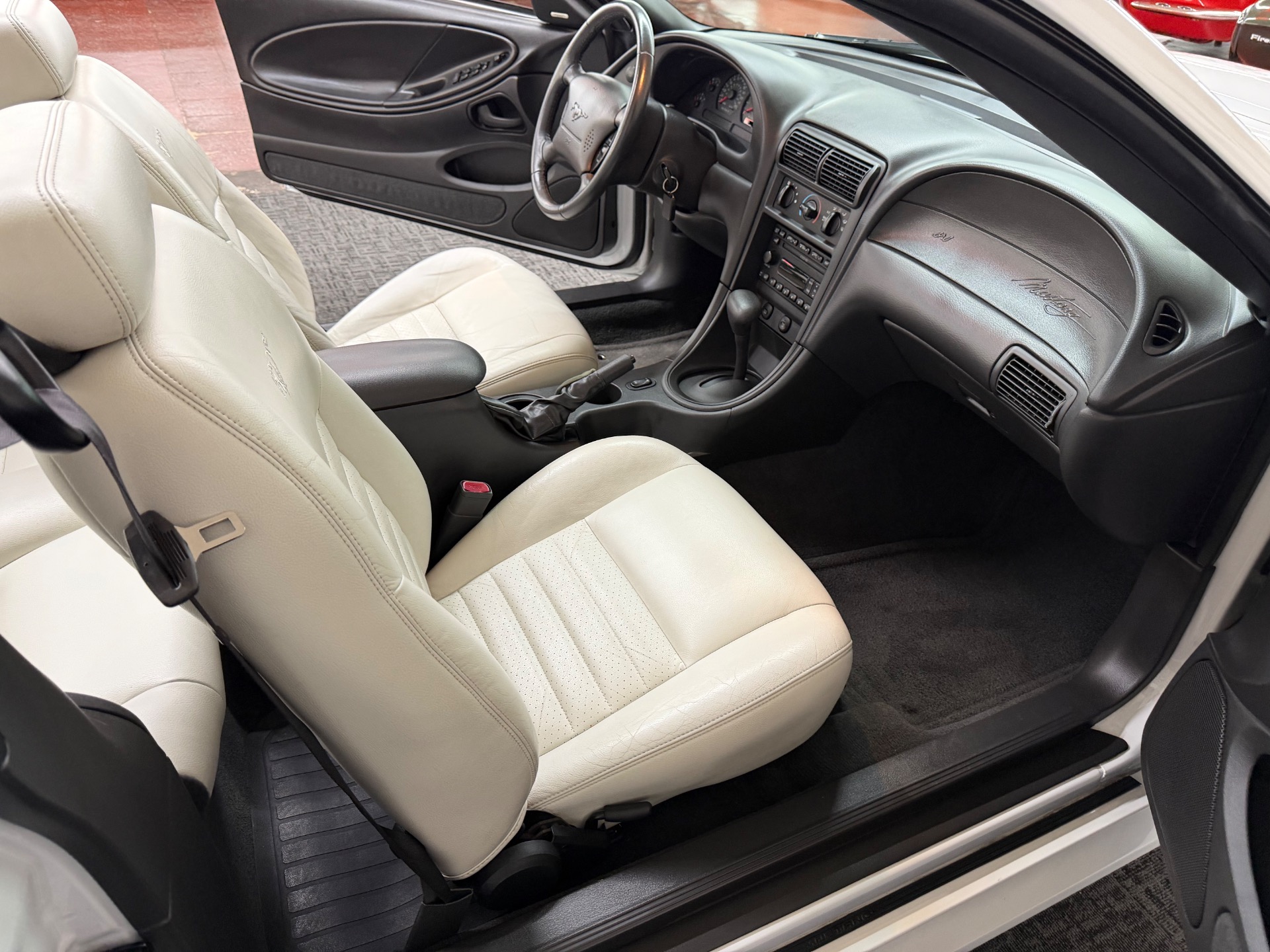 2004 Ford Mustang 41