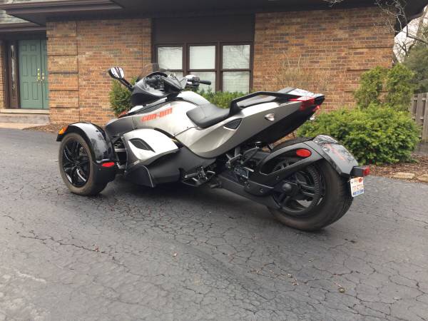 Pre-Owned 2011 Can-Am Spyder RS. 